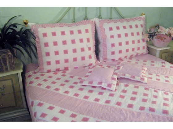 Prehoz na posteľ: Ružové štvorce