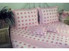 Prehoz na posteľ: Ružové štvorce