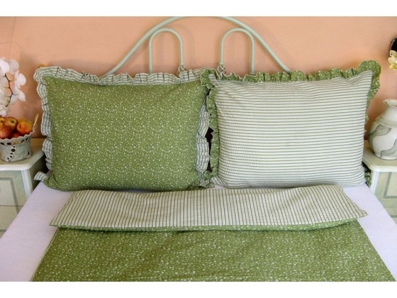 Krepové posteľné obliečky: Olivové kvietky a prúžky s volánom