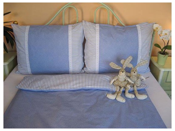 Bavlnené posteľné obliečky: Svetlomodré kvietky a prúžky s čipkou