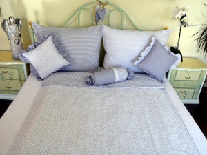 Bavlnené posteľné obliečky: Strieborné kvietky a prúžky svetlé